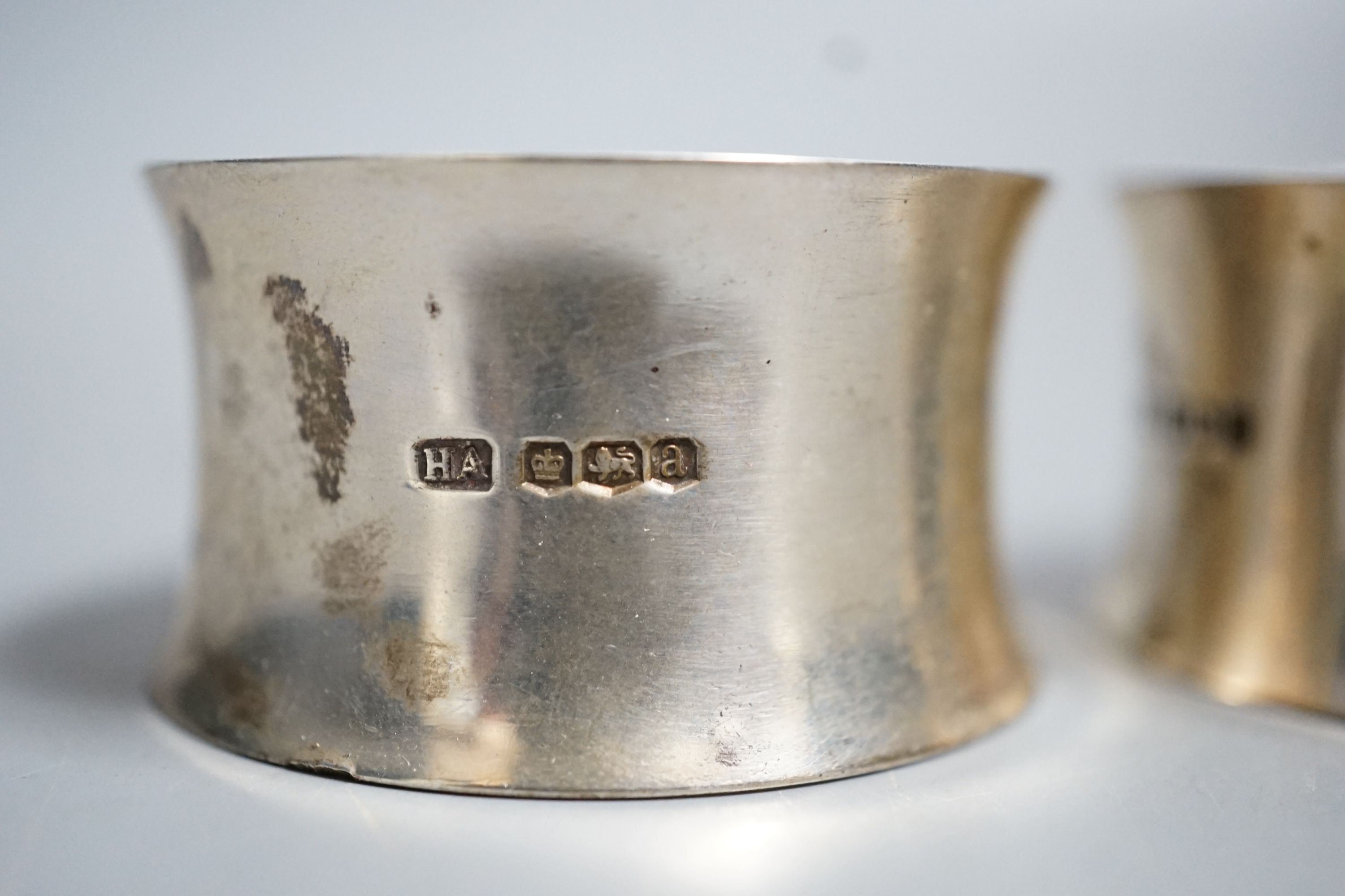 A pair of George V silver napkin rings, Atkin Brothers, Sheffield, 1918, engraved with the letter L, 85 grams.